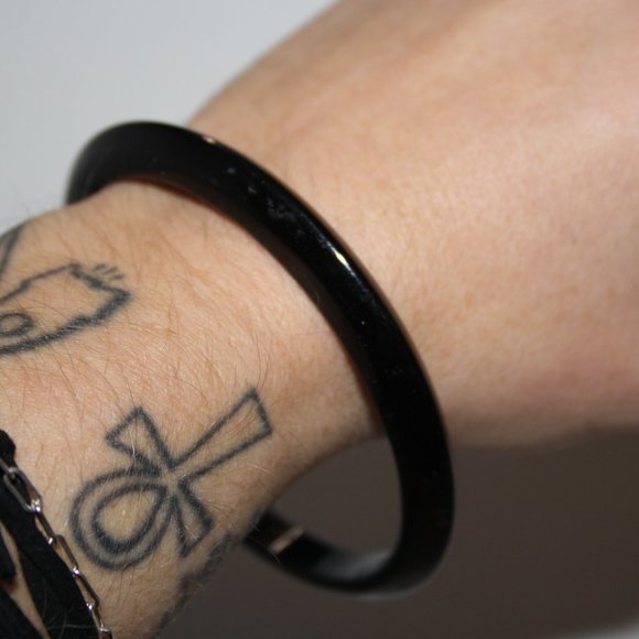 Beautiful chunky black bangle bracelet 7" - Picture 2 of 4